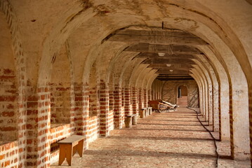 Obraz premium Kirillov, Russia. The architecture of the fortress wall of the Kirillo-Belozersky monastery in the form of a colonnade.