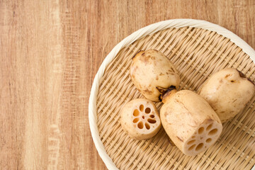 生のれんこん（蓮根） 竹ざるに盛った食材 © karin