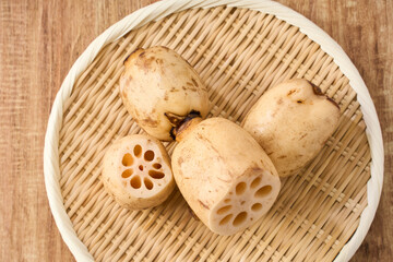 生のれんこん（蓮根） 竹ざるに盛った食材 © karin