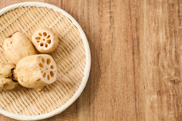 生のれんこん（蓮根） 竹ざるに盛った食材 © karin