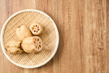 生のれんこん（蓮根） 竹ざるに盛った食材 © karin