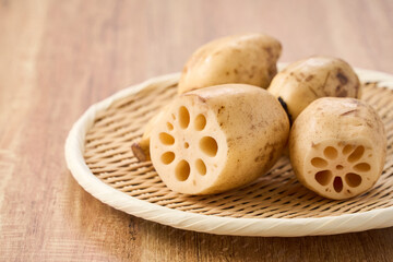 生のれんこん（蓮根） 竹ざるに盛った食材 © karin