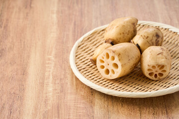 生のれんこん（蓮根） 竹ざるに盛った食材 © karin