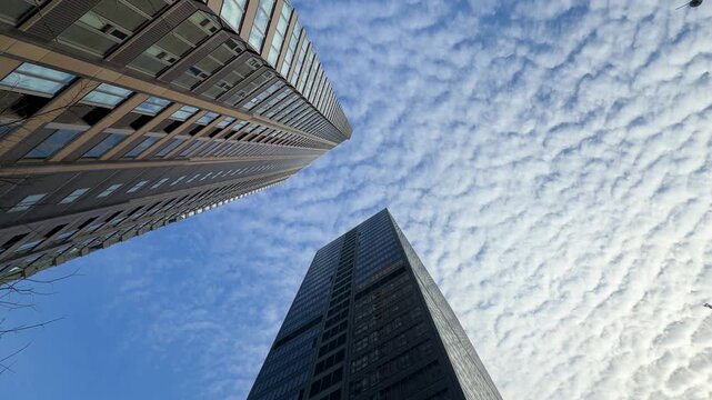 大阪・北浜の高層ビルと流れる雲の都市風景