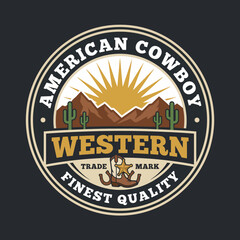 Obraz premium This classic emblem showcases a cowboy spirit, featuring a sun rising over rugged mountains, cacti, and western elements that symbolize adventure and the untamed wild.