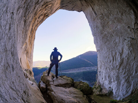 Spain, Basque Country, Euskadi, Ojo de Aitzulo, senior men enjoying view