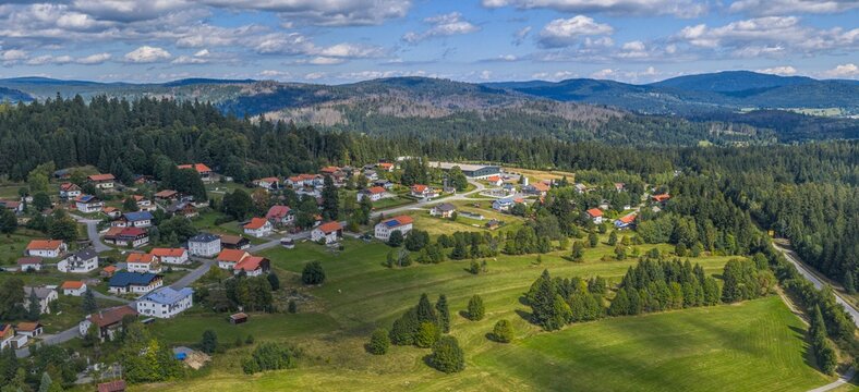 Ausblick auf den Erholungsort Philippsreut im Naturpark Bayerischer Wald im Sp&auml;tsommer