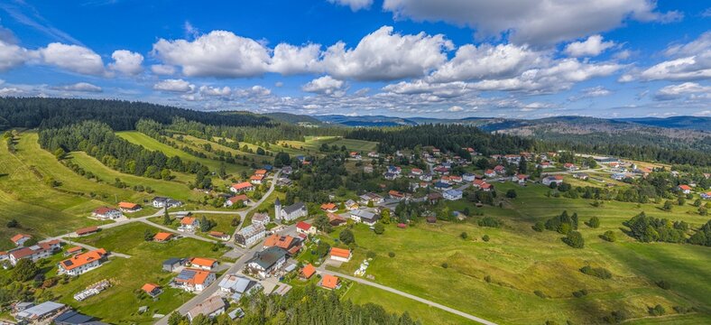 Ausblick auf den Erholungsort Philippsreut im Naturpark Bayerischer Wald im Sp&auml;tsommer