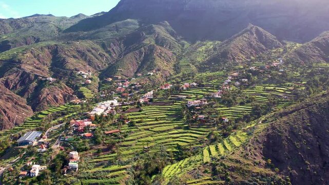 Flug entlang der wundersch&ouml;nen Ortschaft Alojera auf La Gomera