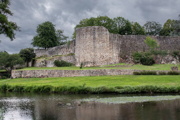 Étang dans le parc municipal face aux ruines du château de Montaigu. 