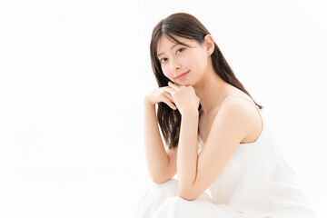 Naklejka premium 白背景でスキンケアをする女性のビューティーイメージ
