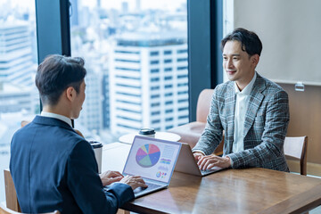 打ち合わせをするビジネスマン