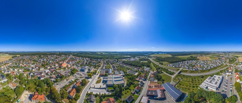 Die Gemeinde Wackersdorf im Oberpf&auml;lzer Seenland aus der Vogelperspektive