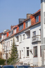 Obraz premium Wohngebäude im Frühling, Reihenhäuser, Mehrfamilienhäuser, Bremen, Deutschland