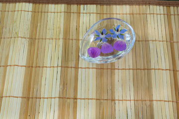 簾の上に置かれたボリジを浮かべた器