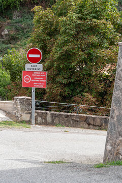 Road signs warning GPS error and dead end street