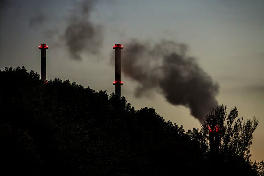 Qualm neben Schornsteinen
