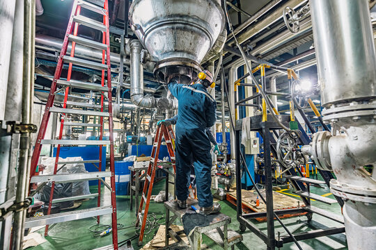 Male worker inspection weld tank, penetrant tank chemical grease