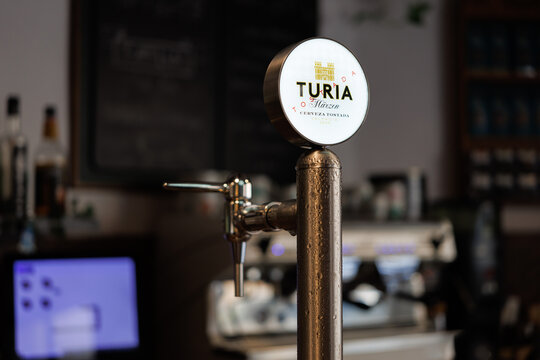 Grifo de cerveza Turia y botellas en una cafeter&iacute;a de Alcoy el 9 de marzo de 2026, Espa&ntilde;a