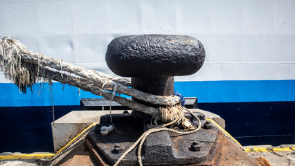 ship bollard and rope © Salouw