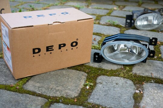 DEPO Car Fog Light Replacement Part with Automotive Lamp Box
