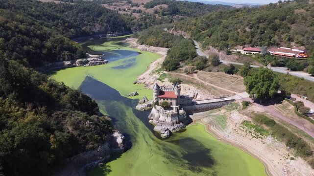 Ch&acirc;teau de la Roche : Vue a&eacute;rienne du ch&acirc;teau m&eacute;di&eacute;val entour&eacute; par les eaux du fleuve Loire