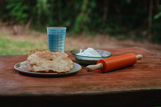 Elementos para preparar chipa, harina, agua y palo de amasar