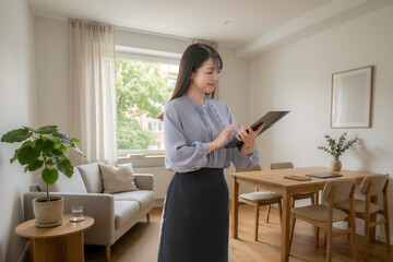 自宅でタブレットを操作する女性 © YUTO PHOTOGRAPHER