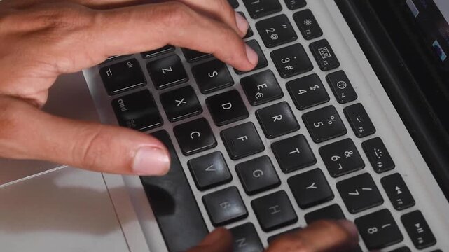 Manos tecleando en una laptop 