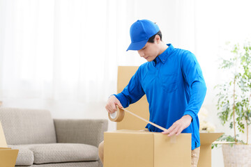 青いユニフォームを着た男性引越し業者