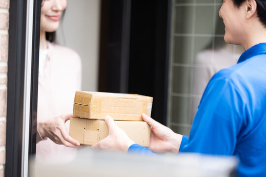 小さい荷物を届ける雲商業の男性