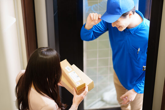 小さい荷物を届ける雲商業の男性