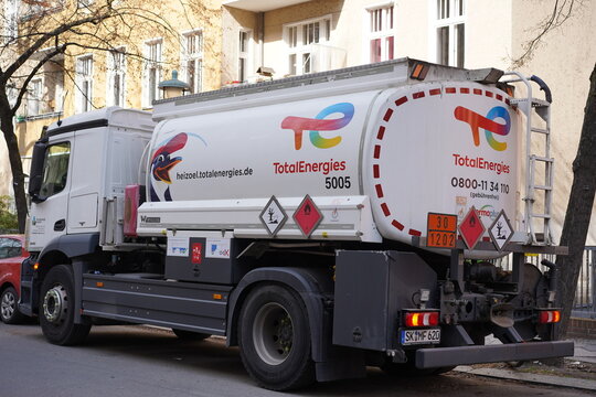Tankwagen von TotalEnergies liefert Heiz&ouml;l in einer Berliner Wohnstra&szlig;e aus, Berlin, 09.03.2026