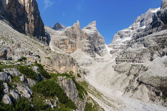 Mountain valley, Castelletto Superiore and Cima Sella peaks, back Scharte Bocca di Tuckett, Brenta Mountains, Brenta, Brenta-Adamello Natural Park, Trentino, Italy
