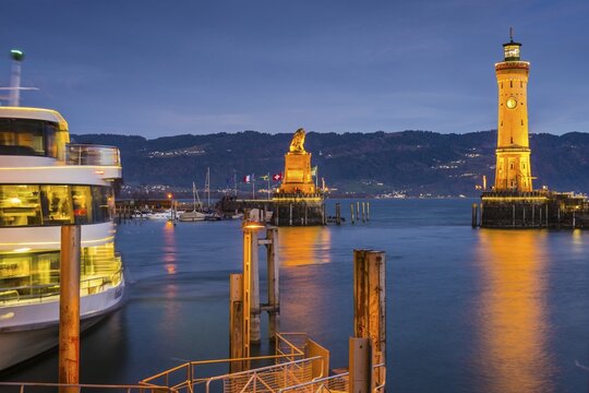Harbour with lighthouse and Bavarian Lion, Lindau am Lake Constance, Bavaria, Germany