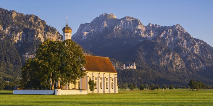 Pilgrimage Church of St. Coloman, behind it Neuschwanstein Castle, Schwangau, near F&uuml;ssen, and the S&auml;uling, 2047m, Allg&auml;u, Bavaria, Germany
