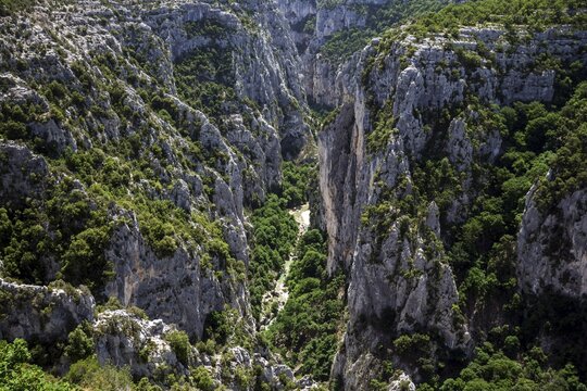 View into the Verdon Gorge at Belvedere de Bau Beni, Grand Canyon du Verdon, D&eacute;partement Alpes-de-Haute-Provence, Provence, France