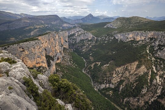 View into the Verdon Gorge at the Belvedere de la Dent d Aire, below river Verdon, Grand Canyon du Verdon, D&eacute;partement Alpes-de-Haute-Provence, Provence, France