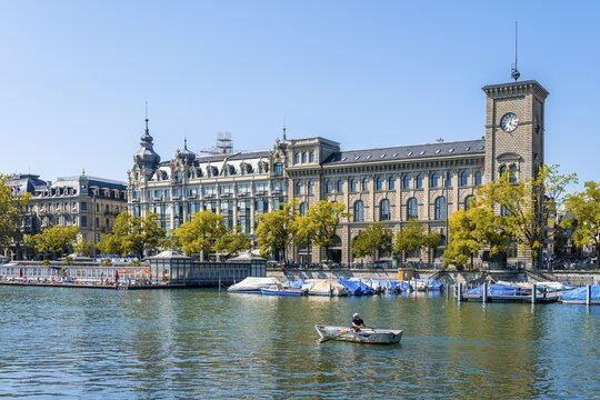 Rowers on the Limmat, behind Frauenbad Stadthausquai and historic houses, Old Town, Zurich, Switzerland