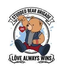 Naklejka premium Cartoon teddy bear T-shirt design in punk outfit holding heart pendant and flexing arm muscles T-shirt Design