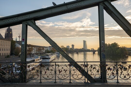 Bridge railing, bridge Eiserner Steg, behind European Central Bank in morning light, Main, Frankfurt am Main, Hesse, Germany
