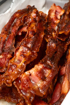 T&iacute;tulo SEO: Texture close-up of crispy smoky fried bacon strips for food menu design