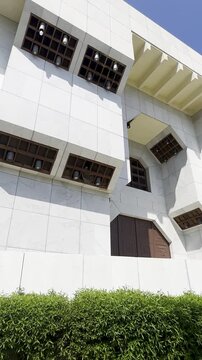 Exterior view of the white marble architecture of Masjid Aisha (Taneem) and the Haram boundary marker in Makkah. This historic mosque serves as a Miqat for pilgrims entering Ihram for Umrah.