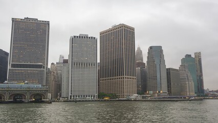 Obraz premium Downtown Manhattan buildings and skyline at evening dusk seen from the ferry