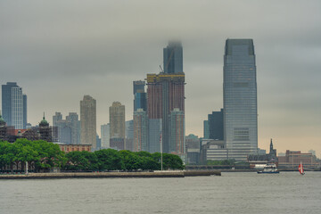 Obraz premium Jersey City buildings and skyline seen from the ferry at evening dusk