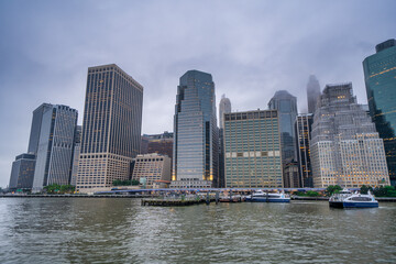 Obraz premium Lower Manhattan buildings and skyline at evening seen from the ferry NYC