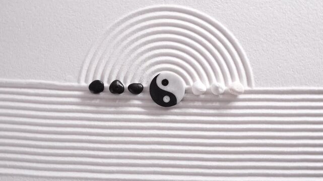 Japanischer ZEN Garten der Meditation und Entspannung f&uuml;r K&ouml;rper, Geist und Seele mit Sand und Yin Yang Steinen in Rotation