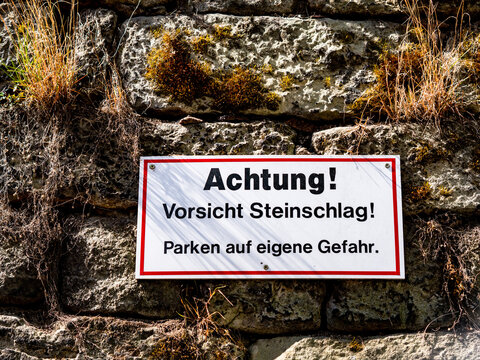 Vorsichtig Steinschlag!