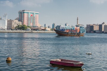 łodzie na Dubai Creek,ZEA © witan
