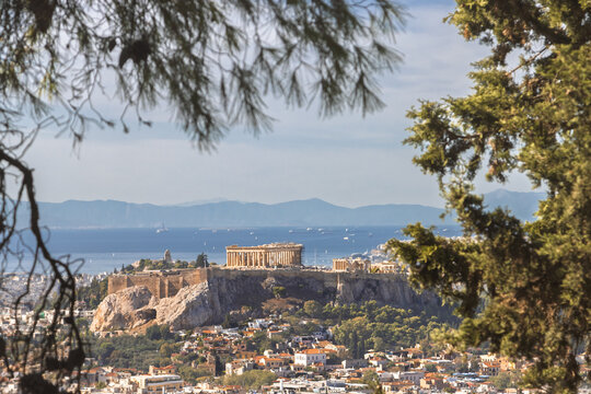 Blick &uuml;ber Athen zur Ausgrabungsst&auml;tte Akropolis am fr&uuml;hen Morgen